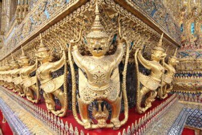  The Garuda and Naga Struggle:  Dazzling Gold Leaf and Ethereal Lacquer Paintings