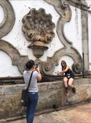  Yıldızlı Gökyüzünde Renklerin ve Sembolizmin Dansı: Ouro Preto’nun Gizemli Dünyası!